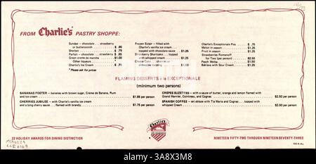 Das Charlie's Cafe Exceptionale Mittagsmenü aus dem Jahr 1973 ist mit einem Faltmuster auf rosafarbenem Papier mit rotem und schwarzem Druck versehen. Das Menü umfasst Mittagsspezialitäten, Cocktails, Bier, Wein, Vorspeisen, Suppen, Salate, Sandwiches, Hauptgerichte zum Mittagessen und Desserts, inklusive flammender Desserts. Sie gilt für den Zeitraum vom 1. Dezember 1973 bis zum 30. April 1974. Stockfoto
