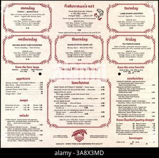 Dieses Charlie's Cafe Exceptionale Mittagsmenü von 1973 ist ein zweifaltiger Beilage auf rosa Papier gedruckt. Es umfasst Tagesspezialitäten, Cocktailvorschläge, Vorspeisen, Suppen, Salate, Sandwiches, Hauptgerichte und brennende Desserts. Das Menü deckt den Zeitraum vom 1. Dezember 1973 bis zum 30. April 1974 ab. Stockfoto