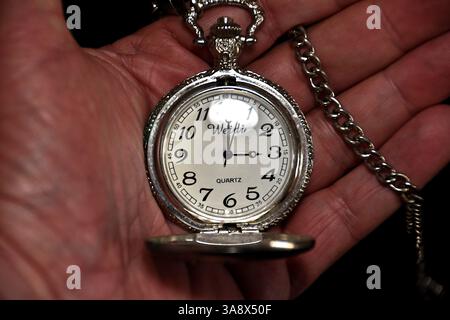 29. März 2025, Marseille, Frankreich: Auf diesem Bild hält ein Mann eine Taschenuhr in der Hand. Die Umstellung auf die Sommerzeit findet in der Nacht vom Samstag, 29. März, auf Sonntag, 30. März 2025 statt, um 2 Uhr müssen Sie Ihre Uhr um eine Stunde vorstellen, und es wird um 3 Uhr morgens sein. Die Zeitänderung wurde in Frankreich nach der Ölkrise von 1973-1974. Seit 1998 wurden die Zeitpunkte für die Sommerzeit innerhalb der Europäischen Union harmonisiert. (Credit Image: © Gerard Bottino/SOPA Images via ZUMA Press Wire) NUR REDAKTIONELLE VERWENDUNG! Nicht für kommerzielle USA Stockfoto