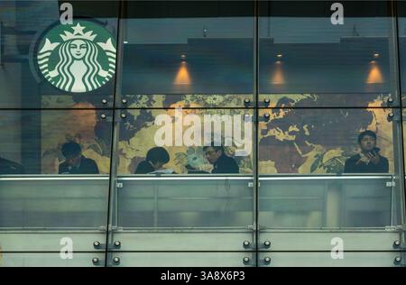 Starbucks Coffee Shop in Tokio Japan Stockfoto
