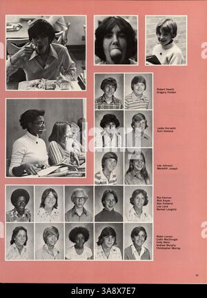 Das Jahrbuch „Mustang“ 1977 der Breck School zeigt das Schuljahr 1976-1977 mit Lehrkräften, sportlichen Leistungen, Clubs, Schülerleistungen, und große Schulveranstaltungen. Stockfoto