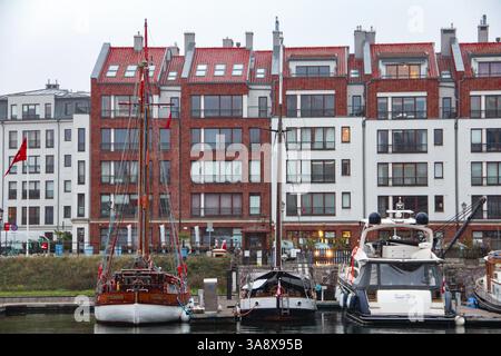 Danzig, Polen - 11.11.2024: Boote und klassische Architektur entlang des Flusses Motława. Stockfoto