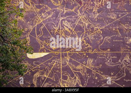 Danzig, Polen - 11.11.2024: Eine astronomische Karte in Bronze, die dem Astronomen Johannes Hevelius in Gdańsk gewidmet ist. Stockfoto