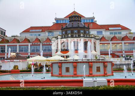 Sopot, Polen - 11.11.2024: Dom Zdrojowy W Sopocie, Außenansicht des Grand Hotel, Sheraton, mit einem Brunnen davor. Stockfoto