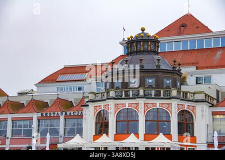 Sopot, Polen - 11.11.2024: Dom Zdrojowy W Sopocie, Außenansicht des Grand Hotel, Sheraton, mit einem Brunnen davor. Stockfoto