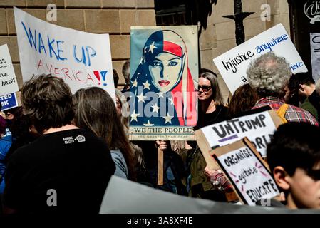 29. März 2025, Barcelona, Spanien: Die Demokraten im Ausland, die offizielle Organisation der Demokratischen Partei für im Ausland lebende US-Bürger, demonstrieren gegen die Trump-Regierung in der Innenstadt von Barcelona, Katalonien, Spanien. Quelle: Jordi Boixareu/Alamy Live News Stockfoto