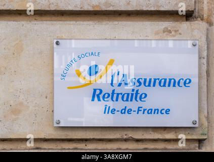 Paris, Frankreich - 03 29 2025 : Plakette am Eingang der Rentenversicherung der Region Ile de France Stockfoto