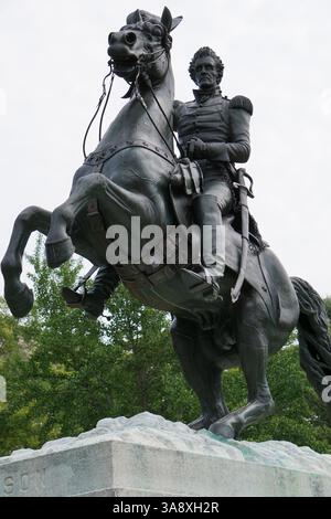 Vertikales Bild der Wahrzeichen der Reiterstatue des amerikanischen Präsidenten Andrew Jackson, der vor dem Weißen Haus auf dem Lafayette Square auf einem Pferd reitet Stockfoto