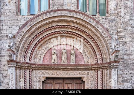 PERUGIA, ITALIEN - 12. JANUAR: Detail am Haupteingang der Nationalgalerie Umbrien, historisches Gebäude im Zentrum von Perugia, Italien, am 12. Januar Stockfoto