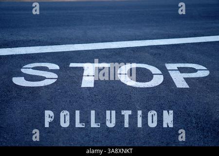 Stopp Verschmutzung Konzept. Worte auf dem Asphalt geschrieben. Stockfoto