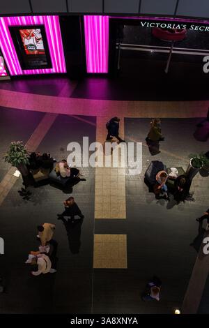 Warschau, Polen. Januar 2025 - Blick von oben auf die Menschen, die durch die Gänge des Einkaufszentrums Zlote Tarasy laufen. Stockfoto