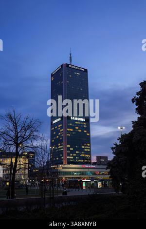 Warschau, Polen. Januar 2025 - Abendblick auf das Warschauer Präsidentenhotel mit eingeschalteten Lichtern. Stockfoto