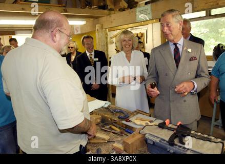 24. Juni 2009: Tondu, MID GLAMORGAN, USA – 24. Juni 2009 – Tondy, Wales – Prince Charles und Camilla Parker Bowles. Die Princes Foundation for Integrated Health traf zusammen mit der Herzogin von Cornwall Mitarbeiter und Freiwillige bei einem Besuch des ganzheitlichen Bildungszentrums Ecodysgu in der Nähe von Bridgend, Wales. Ecodysgu, ein gemeinnütziges, ganzheitliches Bildungszentrum auf 42 Hektar walisischer Landschaft, ist in diesem Jahr der Gewinner der Prince's Foundation for Integrated Health (FIH) Awards für Wales. Der Prinz gründete 1993 seine Stiftung für integrierte Gesundheit. Foto: Andrew Stuart/Photoshot/AdMedia. ( Stockfoto