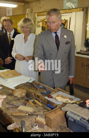 24. Juni 2009: Tondu, MID GLAMORGAN, USA – 24. Juni 2009 – Tondy, Wales – Prince Charles und Camilla Parker Bowles. Die Princes Foundation for Integrated Health traf zusammen mit der Herzogin von Cornwall Mitarbeiter und Freiwillige bei einem Besuch des ganzheitlichen Bildungszentrums Ecodysgu in der Nähe von Bridgend, Wales. Ecodysgu, ein gemeinnütziges, ganzheitliches Bildungszentrum auf 42 Hektar walisischer Landschaft, ist in diesem Jahr der Gewinner der Prince's Foundation for Integrated Health (FIH) Awards für Wales. Der Prinz gründete 1993 seine Stiftung für integrierte Gesundheit. Foto: Andrew Stuart/Photoshot/AdMedia. ( Stockfoto