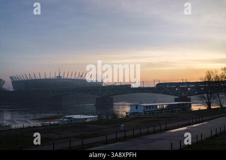 Warschau, Polen. 27. Januar 2025 - Blick auf das Nationalstadion und eine Eisenbahnbrücke über die Weichsel Stockfoto