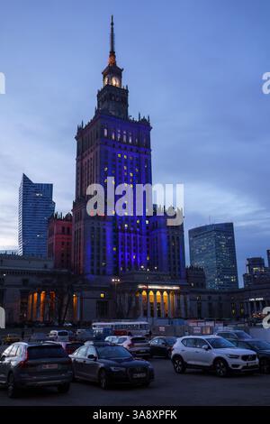 Warschau, Polen. 27. Januar 2025 - Parkplatz vor dem beleuchteten Palast für Kultur und Wissenschaft am Abend. Stockfoto