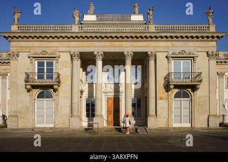 Warschau, Polen. 27. Januar 2025 - Vorderfassade des Lazienki-Palastes mit einem Besucher davor. Stockfoto