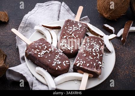 Kokosnusspopskel in Schokoladenglasur Stockfoto
