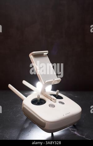 USA, Arizona - 10. März 2025: DJI Phantom Professional Drohnenfernbedienung steht auf einem schwarzen Tisch Stockfoto