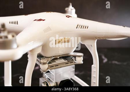 USA, Arizona - 10. März 2025: Weiße DJI-Drohne steht auf einem schwarzen Tisch. Bildunterschrift: Phantom Professional Stockfoto