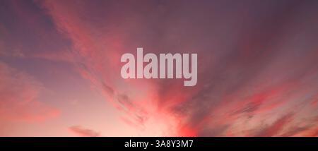 Hochauflösender Panoramahintergrund mit roten Wolken Stockfoto