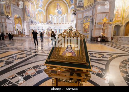 Belgrad, Serbien. März 2025. Innenansicht des orthodoxen Tempels St. Sava im historischen Stadtzentrum Stockfoto