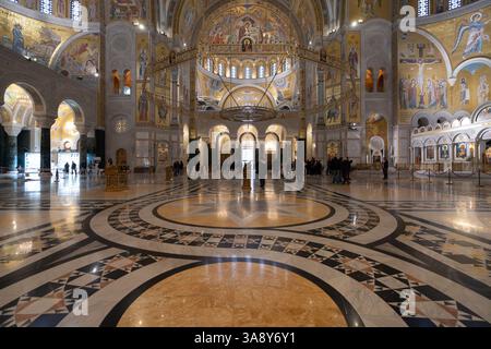 Belgrad, Serbien. März 2025. Innenansicht des orthodoxen Tempels St. Sava im historischen Stadtzentrum Stockfoto