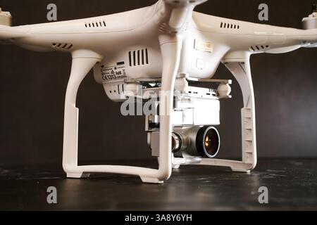 USA, Arizona – 10. März 2025: Digitale PTZ-Kamera auf einer weißen DJI Phantom 3 Drohne auf einem schwarzen Tisch Stockfoto