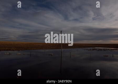 März 2017 - Nebraska, USA - Ein Teich am Highway 20 im Norden. Nebraska steht seit langem im Mittelpunkt des Kampfes um die Wasserrechte des Landes, da es auf dem Ogallala-Grundwasserleiter liegt. Nebraska, der erste Staat, der nach dem Bürgerkrieg der Nation beitrat, ist ein Ort der Cowboys und Dichter, Büffel und Wiesen. Es ist ein Gobelin aus Land, das dafür genutzt wird, reichlich zu sein. Ein Ort, der die Welt ernährt. Mutter Natur bringt euch euren Spaß im Maishüttenstaat. Riesige Temperaturschwankungen, große Unterschiede in der Topographie, ein Wind, der unnachgiebig ist. Sie machte es wieder wett mit schönen Szenen, mehr Mile Stockfoto
