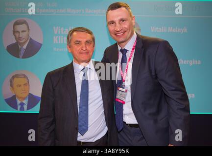 Cannes, Frankreich - 13. März 2019: MIPIM - der weltweit führende Immobilienmarkt mit Vitali Klitschko, Bürgermeister von Kiew, Kiew, Ukraine, und Oleg Shamshur, Botschafter der Ukraine in Frankreich. Mandoga Media Deutschland Stockfoto