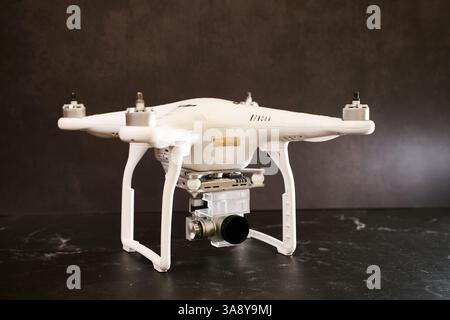 USA, Arizona - 10. März 2025: Weißes DJI Phantom 3 UAV ohne Propeller mit einer Abdeckung auf einer Digitalkamera steht auf einem schwarzen Tisch Stockfoto