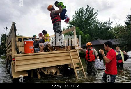 28. August 2017 - Houston, Texas, USA - Soldaten der Texas Army National Guard retten die Bewohner von Houston, während die Überschwemmungen des Hurrikans Harvey am Montag weiter steigen. (Bild: © Zachary West/National Guard via ZUMA Wire) Stockfoto
