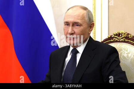 Moskau, Russland. März 2025. Der russische Präsident Wladimir Putin, leitet am 28. März 2025 in Moskau, Russland, ein Treffen mit Mitgliedern des Sicherheitsrats per Videokonferenz aus dem Kreml. Quelle: Vyacheslav Prokofyev/Kreml Pool/Alamy Live News Stockfoto
