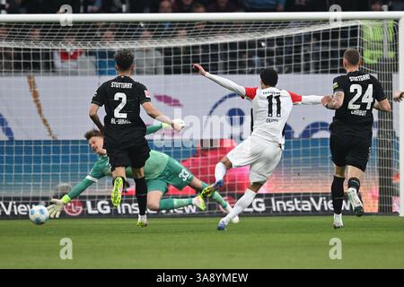 Frankfurt, Deutschland. März 2025. Fußball 1. Bundesliga 27. Spieltag Eintracht Frankfurt - VfB Stuttgart am 29.03.2025 im Deutschen Bank Park Frankfurt Abseitstor Hugo Ekitike ( Frankfurt ) DFL-Vorschriften verbieten jede Verwendung von Fotografien als Bildsequenzen und/oder Quasi-Video. Foto: Revierfoto Credit: ddp Media GmbH/Alamy Live News Stockfoto