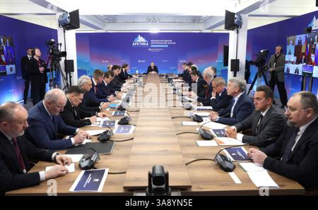 Murmansk, Russland. März 2025. Der russische Präsident Wladimir Putin, Vorsitzender eines Treffens über die Entwicklung der russischen Arktiszone und des arktischen Transportkorridors am 27. März 2025 in Murmansk, Russland. Quelle: Gavriil Grigorov/Kreml Pool/Alamy Live News Stockfoto