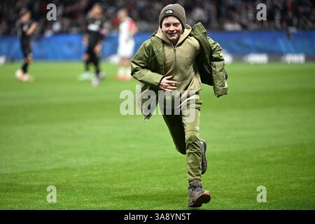 Frankfurt, Deutschland. März 2025. Fußball 1. Bundesliga 27. Spieltag Eintracht Frankfurt - VfB Stuttgart am 29.03.2025 im Deutschen Bank Park Frankfurt ein junger Flitzer DFL-Vorschriften verbieten jede Verwendung von Fotografien als Bildsequenzen und/oder Quasi-Video. Foto: Revierfoto Credit: ddp Media GmbH/Alamy Live News Stockfoto