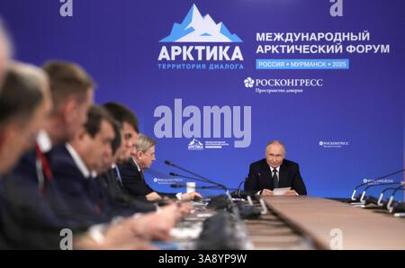 Murmansk, Russland. März 2025. Der russische Präsident Wladimir Putin, Vorsitzender eines Treffens über die Entwicklung der russischen Arktiszone und des arktischen Transportkorridors am 27. März 2025 in Murmansk, Russland. Quelle: Gavriil Grigorov/Kreml Pool/Alamy Live News Stockfoto
