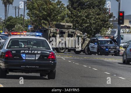 30. August 2017 - Sacramento, CA, USA - Offiziere fahren die Fulton Avenue hinunter in Richtung Ramada Inn, nachdem am Mittwoch, den 30. August 2017, zwei California Highway Patrol Officers und ein Sheriff von Sacramento County erschossen wurden. Sheriff Scott Jones sagte, Sheriff Scott Jones, der Deputy des Sheriffs von Sacramento County, Robert French, starb auf dem Weg zum Krankenhaus nach der Schießerei im Hotel. Die beiden California Highway Patrol Offiziere blieben am Mittwoch im Krankenhaus und werden erwartet, zu überleben, sagte Jones. (Kreditbild: © Renee C. Byer/TNS via ZUMA Wire) Stockfoto