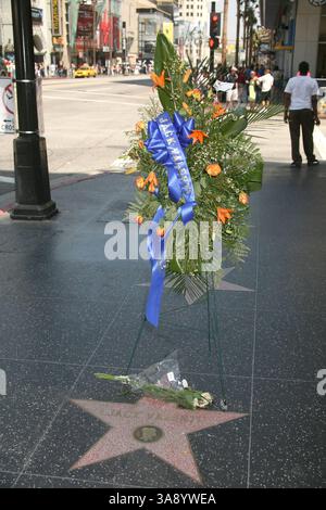 28. April 2007 - Rancho Palos Verdes, CA, USA - 28. April 2007 - Hollywood, Kalifornien - Trauerkranz auf Jack Valentis Star auf dem Hollywood Walk of Fame. Foto: Byron Purvis/AdMedia Stockfoto