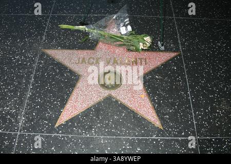 28. April 2007 - Rancho Palos Verdes, CA, USA - 28. April 2007 - Hollywood, Kalifornien - Trauerkranz auf Jack Valentis Star auf dem Hollywood Walk of Fame. Foto: Byron Purvis/AdMedia Stockfoto