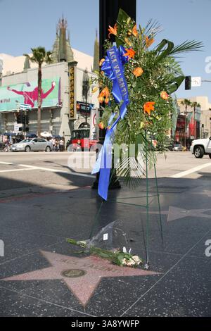 28. April 2007 - Rancho Palos Verdes, CA, USA - 28. April 2007 - Hollywood, Kalifornien - Trauerkranz auf Jack Valentis Star auf dem Hollywood Walk of Fame. Foto: Byron Purvis/AdMedia Stockfoto