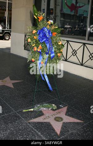 28. April 2007 - Rancho Palos Verdes, CA, USA - 28. April 2007 - Hollywood, Kalifornien - Trauerkranz auf Jack Valentis Star auf dem Hollywood Walk of Fame. Foto: Byron Purvis/AdMedia Stockfoto