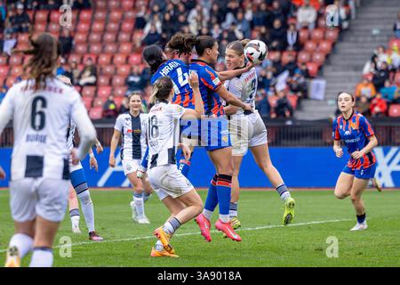 Zürich, Schweiz. März 2025. Zürich, Schweiz, 29. März 2025: Melissa Ugochukwu (19 Basel) führt den Ball beim AXA Womens Cup Finale Fußball Spiel zwischen dem FC Basel 1893 und dem FC Zürich im Letzigrund in Zürich. Philipp Kresnik (Philipp Kresnik/SPP) Credit: SPP Sport Press Photo. /Alamy Live News Stockfoto