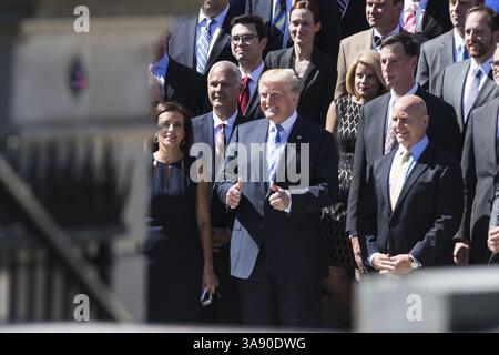 28. September 2017 – Washington, District of Columbia, Vereinigte Staaten von Amerika – US-Präsident Donald J. Trump posiert für ein Gruppenfoto mit einer Gruppe von Mitarbeitern des Nationalen Sicherheitsrats auf den Stufen des Eisenhower Executive Office Building in Washington, DC am Donnerstag, den 28. September 2017. Abgebildet mit dem Präsidenten sind Dina Powell, stellvertretende nationale Sicherheitsberaterin für Strategie, links, und H.R. McMaster, nationaler Sicherheitsberater, rechts. Credit: Alex Edelman / CNP (Credit Image: © Alex Edelman/CNP via ZUMA Wire) Stockfoto