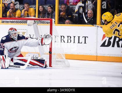 28. September 2017; Nashville TN, USA Nashville Predators Center Kevin Fiala (22) schießt und erzielt während der dritten Periode zwischen den Columbus Blue Jackets vs the Nashville Predators in der Bridgestone Arena. Steve Roberts /Cal Sport Media (Kreditbild: &Copy; Steve Roberts/Cal Sport Media/CSM via ZUMA Wire) Stockfoto