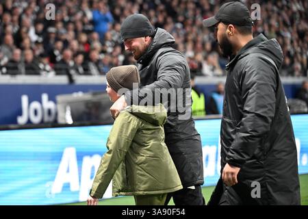 Frankfurt, Deutschland. März 2025. Fußball 1. Bundesliga 27. Spieltag Eintracht Frankfurt - VfB Stuttgart am 29.03.2025 im Deutschen Bank Park Frankfurt ein junger Flitzer DFL-Vorschriften verbieten jede Verwendung von Fotografien als Bildsequenzen und/oder Quasi-Video. Foto: Revierfoto Credit: ddp Media GmbH/Alamy Live News Stockfoto