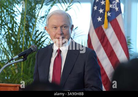 21. Juli 2017 - Miami, FL, USA - Attorney General Jeff Sessions im Hafen von Miami Terminal E am 16. August 2017. (Kreditbild: © Pedro Portal/TNS via ZUMA Wire) Stockfoto