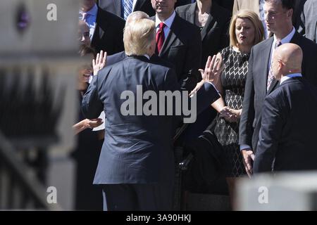 28. September 2017 – Washington, District of Columbia, Vereinigte Staaten von Amerika – US-Präsident Donald J. Trump posiert für ein Gruppenfoto mit einer Gruppe von Mitarbeitern des Nationalen Sicherheitsrats auf den Stufen des Eisenhower Executive Office Building in Washington, DC am Donnerstag, den 28. September 2017. . Foto: Alex Edelman / CNP (Bild: © Alex Edelman/CNP via ZUMA Wire) Stockfoto