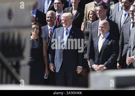 28. September 2017 – Washington, District of Columbia, Vereinigte Staaten von Amerika – US-Präsident Donald J. Trump posiert für ein Gruppenfoto mit einer Gruppe von Mitarbeitern des Nationalen Sicherheitsrats auf den Stufen des Eisenhower Executive Office Building in Washington, DC am Donnerstag, den 28. September 2017. Abgebildet mit dem Präsidenten sind Dina Powell, stellvertretende nationale Sicherheitsberaterin für Strategie, links, und H.R. McMaster, nationaler Sicherheitsberater, rechts. Credit: Alex Edelman / CNP (Credit Image: © Alex Edelman/CNP via ZUMA Wire) Stockfoto