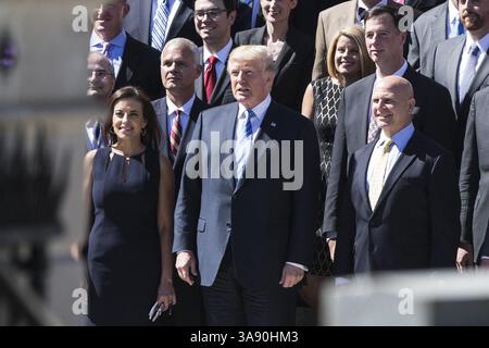 28. September 2017 – Washington, District of Columbia, Vereinigte Staaten von Amerika – US-Präsident Donald J. Trump posiert für ein Gruppenfoto mit einer Gruppe von Mitarbeitern des Nationalen Sicherheitsrats auf den Stufen des Eisenhower Executive Office Building in Washington, DC am Donnerstag, den 28. September 2017. Abgebildet mit dem Präsidenten sind Dina Powell, stellvertretende nationale Sicherheitsberaterin für Strategie, links, und H.R. McMaster, nationaler Sicherheitsberater, rechts. Credit: Alex Edelman / CNP (Credit Image: © Alex Edelman/CNP via ZUMA Wire) Stockfoto